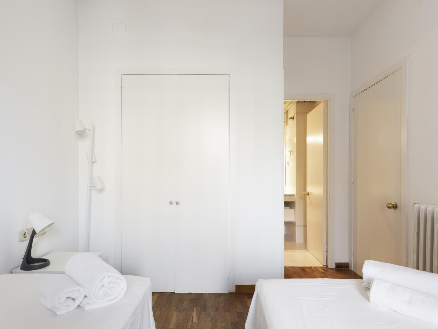 Charming apartment with capacity for 6 people in Consell de cent! - My Space Barcelona Apartments